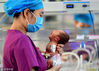 2018年11月17日，是世界早产儿日。河北石家庄妇产医院新生儿重症监护室内，护士们正在细心的照料早到的“天使”。近年来，全世界早产儿数量越来越多。据世界卫生组织统计全球184个国家和地区资料，早产儿平均发生率约10%。据了解，中国早产儿发生率约7-8%，每年有约150万早产儿出生，随着辅助生殖技术的普及和早产儿救治水平的提高，近年超早产儿救治成功的数量显著增多，存活率也逐渐上升。图为护士与早产宝宝“交流”。 