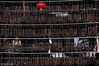 2012年1月1日，浙江安昌古镇沿河的老街边挂满了当地百姓自制的腊肠、腌鱼鮝等冬季古镇传统食品。梁臻/视觉中国
