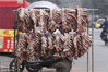 2015年12月29日，湖北省襄阳市，一条街道两旁晒满了腊鱼腊鸡子腊排骨等腌制品。李富华/视觉中国