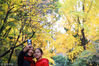 2018年11月17日，江苏省南京市，一对母女在南京大学校园里的银杏美景处用手机自拍留影。