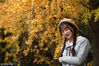 2018年11月17日，江苏省南京市，一个女孩在南京大学校园里的银杏美景处拍照留念。