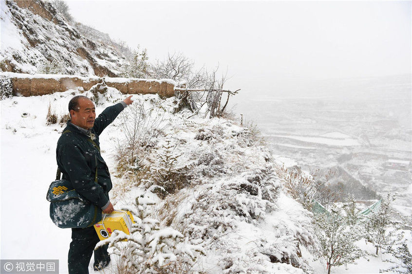 兰州:行走在大山里的"步班"邮递员