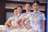 2014年11月17日，世界互联网大会直播演练在浙江乌镇举行。来自浙江传媒学院的大学生们，身着一袭青花瓷纹旗袍亮相，显得分外妩媚，引人注目。