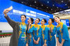 2016年11月16日，浙江乌镇，第三届世界互联网大会首日，身着群青鸾凤刺绣旗袍的大学生礼仪卖萌自拍，成为会议间隙的一道风景。