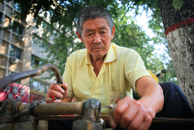 河南濮阳：木器艺人手工制作“木哨”玩具 祖传车床有百年历史