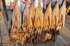 2018年11月19日，山东青岛积米崖渔港，海鲜市场出售的真空包装鱼干。