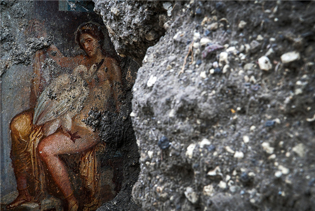 意大利庞贝古城发现罕见壁画 描绘古希腊神话“丽达与天鹅”场景