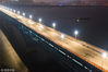 站在桥头上望去，数百枚玉兰灯凭栏而建，分列在桥梁两侧，整齐而壮观。夜幕下的长江大桥被暖暖的“星星之光”铺满。
这些玉兰花灯，不是普通的路灯，而是“通电的文物”——它们与1968年全线贯通的南京长江大桥“同龄”，50年来为穿梭于长江南北的行人、车辆照亮了道路。