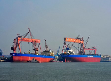 江苏扬州：航拍港口造船企业一片忙碌繁荣景象