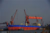 2018年11月22日，江苏扬州，航拍江都区夹江大桥沿岸港口造船企业一片忙碌繁荣景象。张建/视觉中国