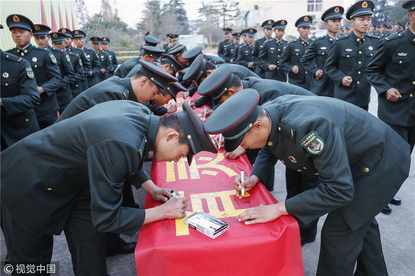 江苏淮安:某新兵教导队举行新兵授衔仪式