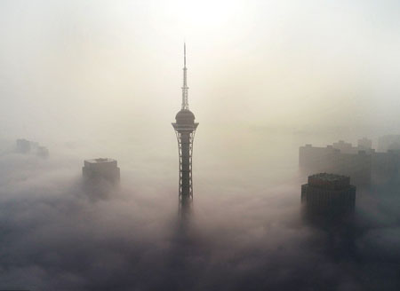 江苏常州：大雾弥漫 城市楼阁现云海景观