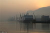 2018年11月26日，江苏连云港海边，港口塔吊、客运码头在雾中若隐若现。