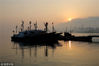2018年11月26日，江苏连云港海边，港口塔吊、客运码头在雾中若隐若现。