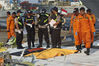 当地时间2018年11月2日，印尼雅加达，印尼狮航JT610客机坠海搜救已进入第五天，救援队员整理打捞上来的飞机残骸和死者遗体。