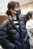 2018年11月3日，北京，杨紫现身机场，她身穿深蓝色“面包服”御寒提前过冬天，口罩遮俏脸，颈枕和衣袋都粉嫩嫩的少女心十足，在机场认真看文件。杨紫。zero/视觉中国

