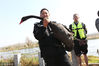 当公安人员到场后，因为没有人能够现场提供驯养的证据。执法人员暂时将黑天鹅带回伊川森林公安局！图为捕获黑天鹅。