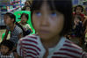 2018年9月22日，贵州省正安县安场镇自强村王钟馗的8个孩子坐在一看电视。平时孩子们除了一起打打闹闹，就是无限制的看电视，其中有一个孩子已经出现了严重的斜视，家里的大人们却并没太在意。
