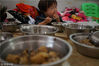 2018年9月22日，贵州省正安县安场镇自强村，王钟馗家的老九在吃饭，孩子从来就不要大人喂饭。