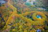 2018年11月4日，深秋时节，南京钟山风景名胜区层林尽染，从空中俯瞰，长满了梧桐树的陵园路与美龄宫绿色琉璃瓦屋顶构成了一串“宝石项链”，景色如画。