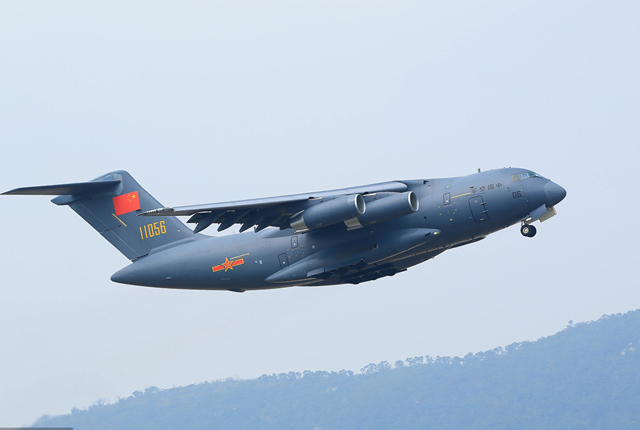 广东珠海：运-20战略军用大型运输机进行检验性飞行
