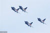 2018年11月3日，广东珠海，空军八一飞行表演队进行检验性飞行。
