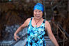 2018年10月5日，香港，75岁的林世爱(音译走过西环泳棚的木桥。她来这里游泳已经30年了。“我在这里游泳是为了保持健康。我们一年四季每天都来这里锻炼。”