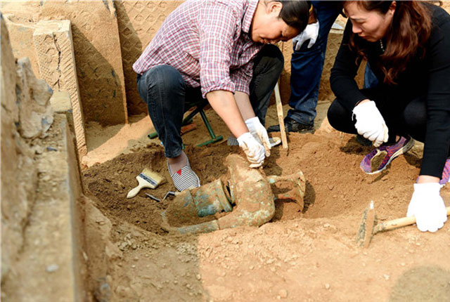 河南洛阳发现一座西汉大墓 出土多件珍贵随葬品疑似挖出千年美酒