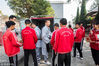 2018年10月31日，河南省登封市，两位功夫小子变身快递员，功夫+快递吸引不少人的关注。 每天中午11点多到2点，是武校学生取包裹的时间。