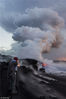 2013年4月26日消息（具体拍摄时间不详），美国夏威夷大岛，基拉韦厄火山喷发，大量熔岩流入海洋，场面十分壮观。42岁的摄影师迈尔斯·摩根（Miles Morgan）冒着生命危险抓拍到这一系列漂亮的火山喷发照片，令人震撼。据悉，基拉韦厄火山自1983年来一直在不断喷发，成为了近200年来喷发时间最长的火山。