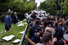 当地时间2016年10月10日，希腊雅典，希腊私人电视台记者与技术人员前往总理办公室外示威，抗议执照认证可能导致的失业问题。LOUISA GOULIAMAKI/视觉中国