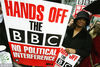 2004年2月5日,英国广播公司BBC的员工们走上街头，举行示威，抗议在赫顿报告公布后BBC所面临的“政治压力和干预”。Graeme Robertson/Getty Images