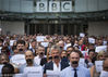 当地时间2014年6月24日，英国伦敦，英国广播公司（BBC）的记者和其他工作人员用黑色胶布封住了自己的嘴，以表达对在埃及被判入狱的记者的支持，并抗议发生在全球范围内对言论自由和记者的迫害。埃及法庭于当地时间周一宣判三名半岛电视台记“协助已被取缔的穆兄会”罪名成立，判处其监禁七年。Rob Stothard/Getty Images