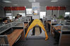2012年10月31日，为了迎接11月11日“光棍节”的淘宝“双十一”大促销活动，杭州的各个淘宝网商，都开始积极备战。 网商“行家”箱包店铺在办公室内搭起帐篷，为晚上加班的员工休息。视觉中国