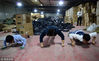 2014年11月09日，在江西九江市一家快递公司，快递员工正在工作间隙做俯卧撑。胡国林/视觉中国