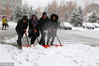 2018年11月9日凌晨，新疆阿勒泰市降下大雪，降雪给当地的交通出行造成一定的影响但是进一步催热了当地的冰雪旅游产业，当日新疆阿勒泰市将军山滑雪场迎来2018-2019雪季的首滑，活动吸引了众多来自全国各地的雪友前来体验冰雪乐趣。唐晓波/视觉中国
