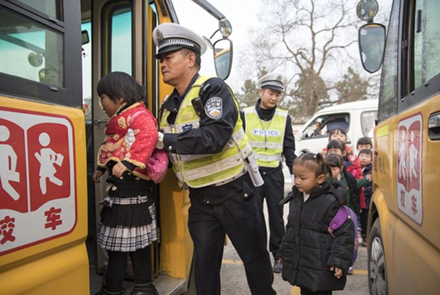 安徽宣城：民警走进幼儿园 宣传交通安全常识