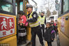 2018年11月30日，安徽省宣城市，郎溪经济开发区智慧幼儿园，民警正在护送幼儿安全乘坐校车。