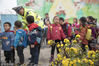 2018年11月30日，在安徽省郎溪经济开发区智慧幼儿园内，正在排队有序乘车的幼儿。