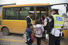 2018年11月30日，安徽省宣城市，郎溪经济开发区智慧幼儿园，民警正在护送幼儿安全乘坐校车。