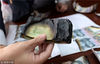 2018年11月28日，河北邯郸农村商业银行康德支行的工作人员在拼贴被烧毁的残币。