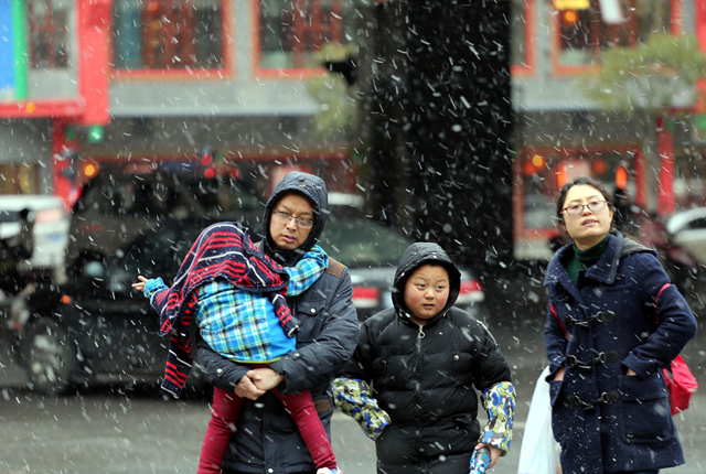南京：城区迎大雪 市民顶风艰难前行