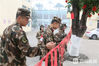 2月16日，支队组织春节游园活动，图为正在进行猜灯谜游戏的支队官兵。