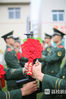 11月30日，支队举行冬季老兵退伍仪式，图为退伍士官与留队士官枪支交接仪式的现场。
