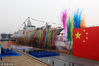 改革开放40年来，中国人民解放军坚定不移走中国特色强军之路，全面推进国防和军队现代化。这支威武之师走过了波澜壮阔的光辉岁月，正朝着建设世界一流军队的目标不断奋进。2017年6月28日，中国海军新型驱逐舰首舰下水仪式在上海江南造船（集团）有限责任公司举行。该型舰是中国完全自主研制的新型万吨级驱逐舰。  王东海(通讯员)/中新社/视觉中国