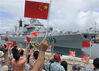 改革开放40年来，中国人民解放军坚定不移走中国特色强军之路，全面推进国防和军队现代化。这支威武之师走过了波澜壮阔的光辉岁月，正朝着建设世界一流军队的目标不断奋进。美国当地时间2006年9月6日，中国海军舰艇编队驶进美国夏威夷珍珠港，受到美国海军和当地华人华侨和留学生们的欢迎。