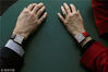 当地时间2015年11月25日，美国麻省剑桥，麻省理工学院Rosalind W. Picard教授佩戴Embrace腕带，Rosalind W. Picard所领导的Empatica团队设计研发Empatica腕带，这款腕带能够通过追踪用户的皮肤电活动（EDA）来分析压力等级，并准确地预测即将发作的癫痫症。Embrace还能测量脑电波抑制，并据此测量癫痫者的危险等级。可以避免患者可能发生的死亡状况。目前，这款腕带进入临床试验阶段。Reuters/视觉中国