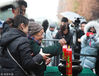 2018年12月10日，江苏省南京市，南京大屠杀死难者家庭祭告活动，南京大屠杀幸存者夏淑琴祭奠被侵华日军杀害的亲人。