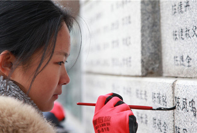 南京大屠杀死难者国家公祭日前夕 南京学子为遇难同胞名字“描红”
