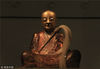 当地时间2015年3月4日，在匈牙利布达佩斯的自然历史博物馆里,展出了一座不同寻常的千年佛像。这座佛像的内部,竟然藏着一座打坐和尚的木乃伊。根据荷兰研究人员此前的ＣＴ扫描和研究结果，宝像里面的僧人生活于公元1100年左右，圆寂时在30岁至40岁之间。Reuters/视觉中国